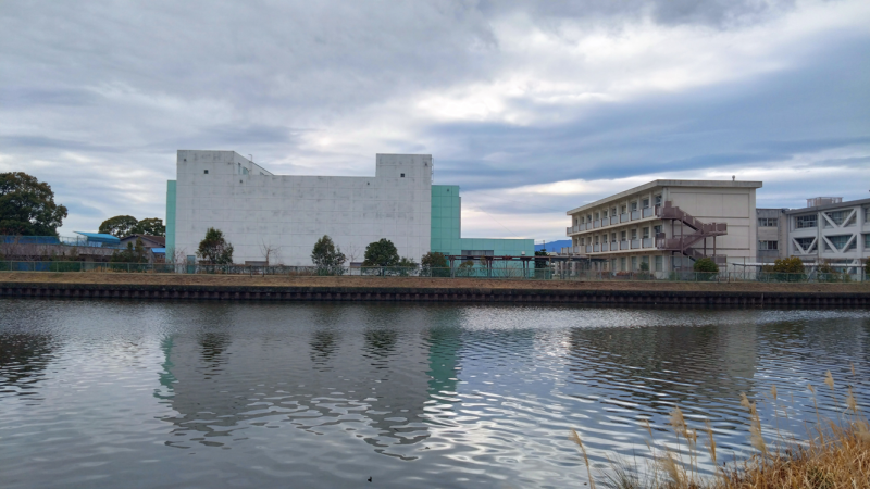 永和中学校の体育館は雨漏りがして、冷房がありません。